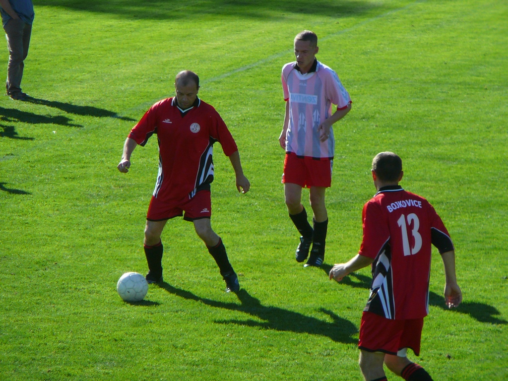 Sokol - Zentiva Praha 4-2 (Vata kontroluje míč).jpg